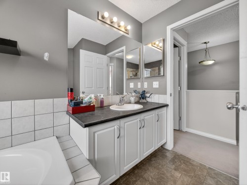 5576 Stevens Crescent Nw, Edmonton, AB - Indoor Photo Showing Bathroom