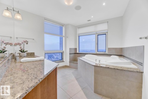 1900 10035 Saskatchewan Drive, Edmonton, AB - Indoor Photo Showing Bathroom
