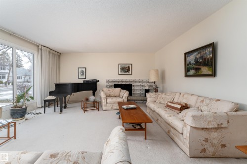 11315 75 Avenue, Edmonton, AB - Indoor Photo Showing Living Room