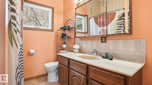 16024 78A Avenue, Edmonton, AB - Indoor Photo Showing Bathroom