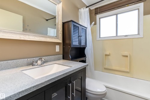 13208 128 Avenue, Edmonton, AB - Indoor Photo Showing Bathroom