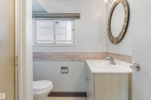 13208 128 Avenue, Edmonton, AB - Indoor Photo Showing Bathroom