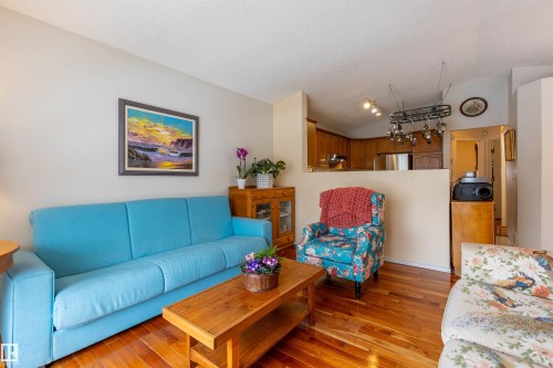 1712 Turvey Bend, Edmonton, AB - Indoor Photo Showing Living Room
