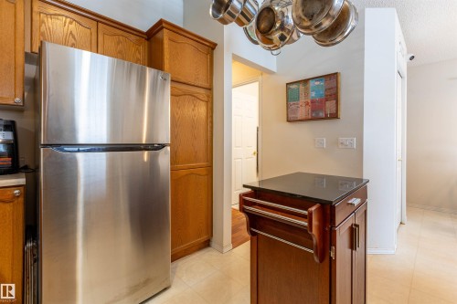 1712 Turvey Bend, Edmonton, AB - Indoor Photo Showing Kitchen