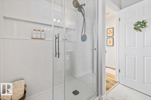 9347 180A Avenue, Edmonton, AB - Indoor Photo Showing Bathroom