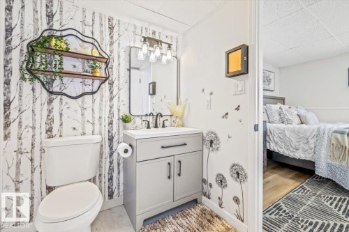9347 180A Avenue, Edmonton, AB - Indoor Photo Showing Bathroom
