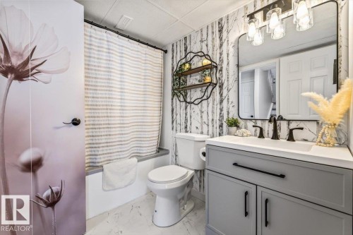9347 180A Avenue, Edmonton, AB - Indoor Photo Showing Bathroom