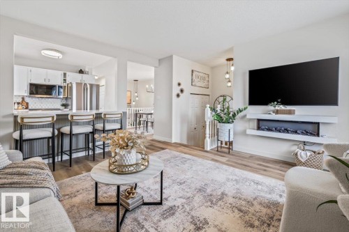 9347 180A Avenue, Edmonton, AB - Indoor Photo Showing Living Room