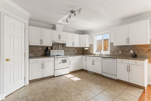 26 11 Hunchak Way, St. Albert, AB - Indoor Photo Showing Kitchen