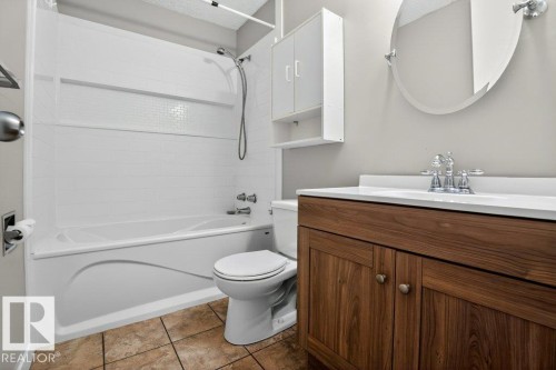 9909 171 Avenue, Edmonton, AB - Indoor Photo Showing Bathroom