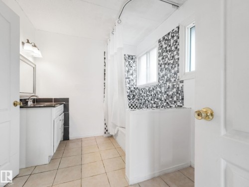 14024 69 Street Nw, Edmonton, AB - Indoor