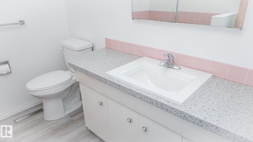 Bathroom - 11131 52 Street, Edmonton, AB - Indoor Photo Showing Bathroom