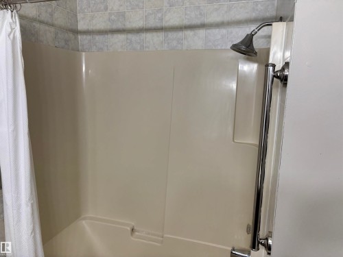 4908 17 Avenue, Edmonton, AB - Indoor Photo Showing Bathroom