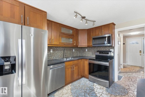 81 Ridgewood Terrace, St. Albert, AB - Indoor Photo Showing Kitchen With Double Sink