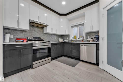 1750 25A Street, Edmonton, AB - Indoor Photo Showing Kitchen With Stainless Steel Kitchen With Upgraded Kitchen
