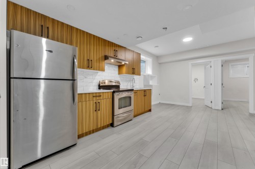 1750 25A Street, Edmonton, AB - Indoor Photo Showing Kitchen With Stainless Steel Kitchen