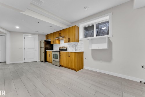 1750 25A Street, Edmonton, AB - Indoor Photo Showing Kitchen