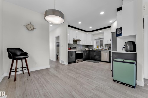 1750 25A Street, Edmonton, AB - Indoor Photo Showing Kitchen With Upgraded Kitchen