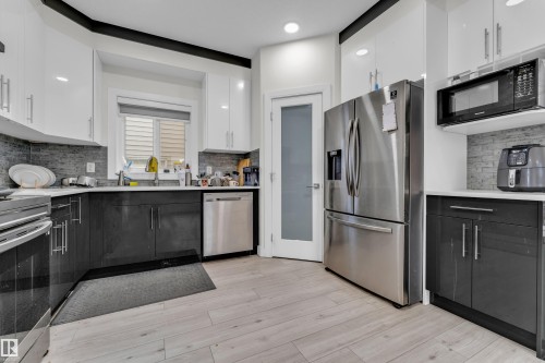 1750 25A Street, Edmonton, AB - Indoor Photo Showing Kitchen With Stainless Steel Kitchen With Upgraded Kitchen