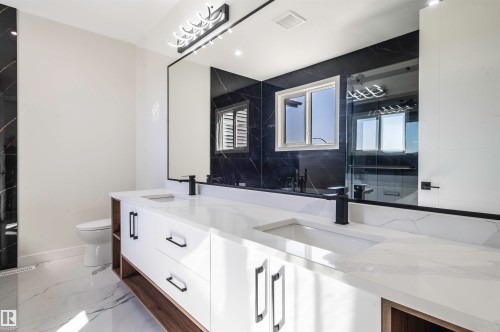 216 33 Street, Edmonton, AB - Indoor Photo Showing Bathroom