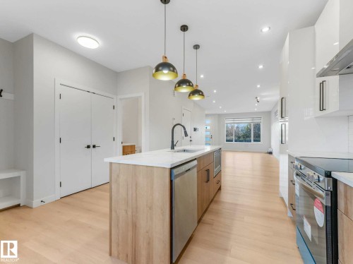 Image quality insufficient for description - 15731 109 Avenue, Edmonton, AB - Indoor Photo Showing Kitchen With Upgraded Kitchen