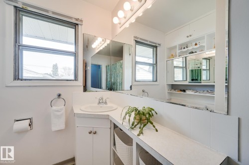 14552 107A Avenue, Edmonton, AB - Indoor Photo Showing Bathroom