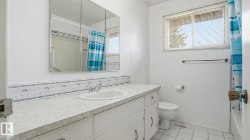 9834 167A Avenue, Edmonton, AB - Indoor Photo Showing Bathroom