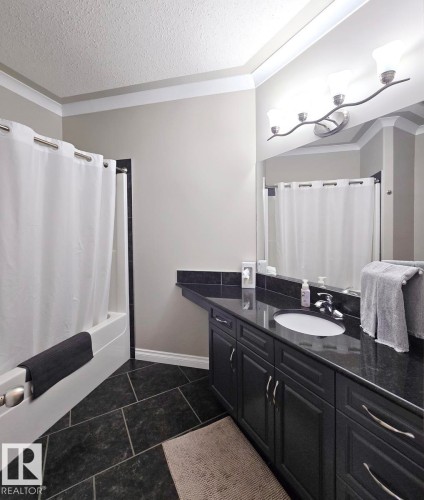 243 Greenfield Way, Fort Saskatchewan, AB - Indoor Photo Showing Bathroom