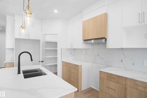 119 Peirwyck Loop, Spruce Grove, AB - Indoor Photo Showing Kitchen With Double Sink