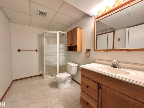 11111 157 Avenue, Edmonton, AB - Indoor Photo Showing Bathroom