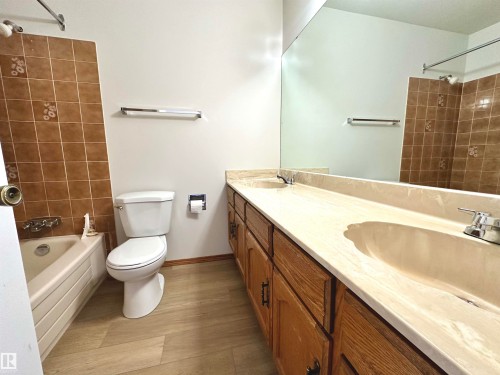 11111 157 Avenue, Edmonton, AB - Indoor Photo Showing Bathroom