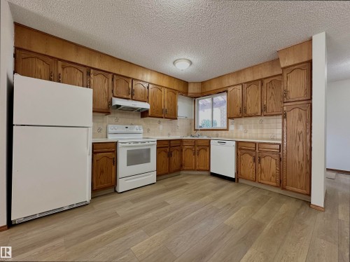 11111 157 Avenue, Edmonton, AB - Indoor Photo Showing Kitchen