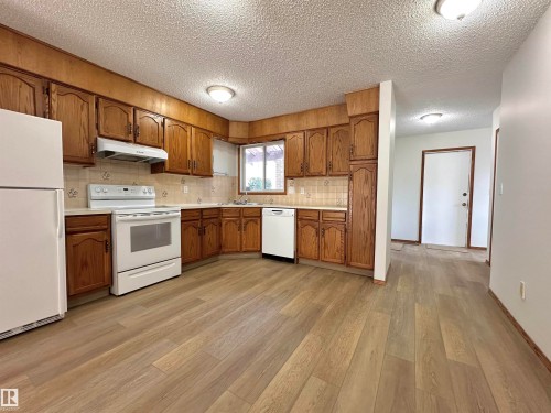11111 157 Avenue, Edmonton, AB - Indoor Photo Showing Kitchen