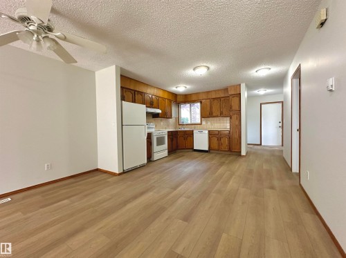 11111 157 Avenue, Edmonton, AB - Indoor Photo Showing Kitchen