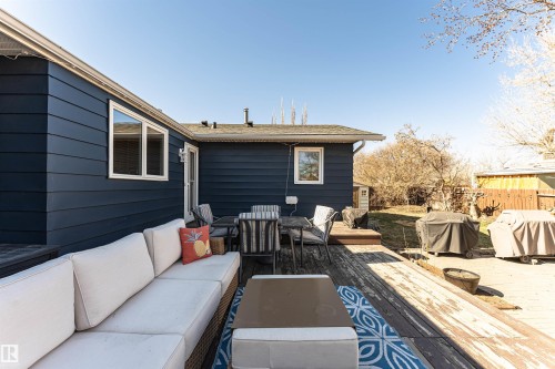 Expansive wood deck with a built-in bench seating area - 49 Ash Crescent, St. Albert, AB - Outdoor With Deck Patio Veranda With Exterior