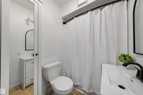 11421 68 Street, Edmonton, AB - Indoor Photo Showing Bathroom