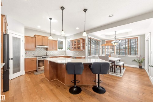 1145 Lincoln Crescent, Edmonton, AB - Indoor Photo Showing Kitchen With Upgraded Kitchen