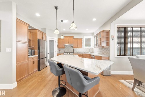 1145 Lincoln Crescent, Edmonton, AB - Indoor Photo Showing Kitchen With Upgraded Kitchen