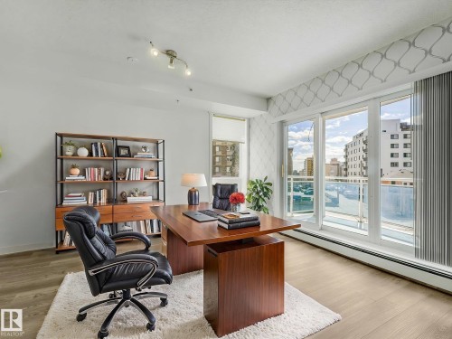 305 10504 99 Avenue  Edmonton, AB T5K 1B2
