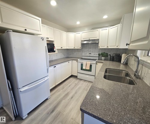 28 3645 145 Avenue, Edmonton, AB - Indoor Photo Showing Kitchen With Double Sink