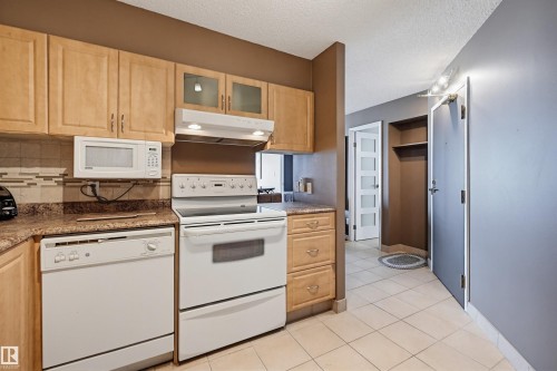 1001 10149 Saskatchewan Drive, Edmonton, AB - Indoor Photo Showing Kitchen