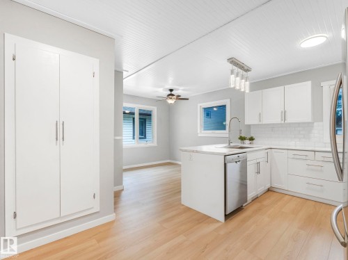 11908 52 Street, Edmonton, AB - Indoor Photo Showing Kitchen With Upgraded Kitchen