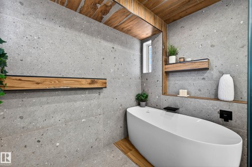 Freestanding oval soaking tub with matte black fixtures - 324 Cutts Crest, Edmonton, AB - 