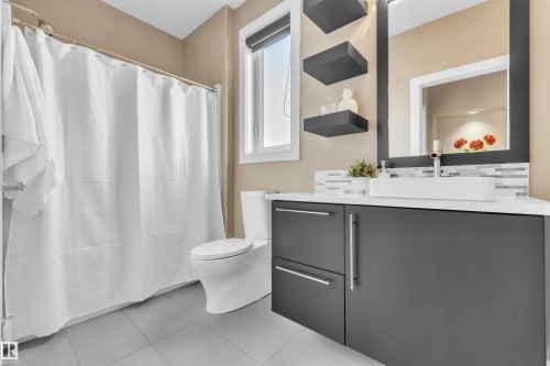 4727 Woolsey Common, Edmonton, AB - Indoor Photo Showing Bathroom