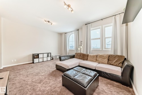 1 Governor Place, Spruce Grove, AB - Indoor Photo Showing Living Room