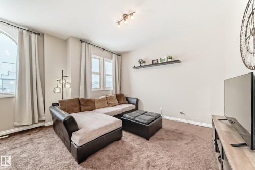 1 Governor Place, Spruce Grove, AB - Indoor Photo Showing Living Room