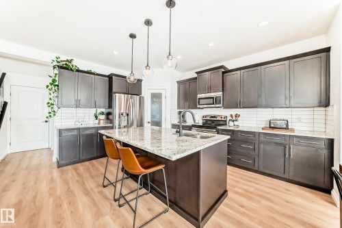 1 Governor Place, Spruce Grove, AB - Indoor Photo Showing Kitchen With Stainless Steel Kitchen With Double Sink With Upgraded Kitchen