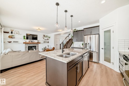 1 Governor Place, Spruce Grove, AB - Indoor Photo Showing Kitchen With Stainless Steel Kitchen With Double Sink With Upgraded Kitchen