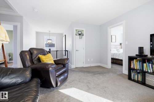 1815 Tanager Close, Edmonton, AB - Indoor Photo Showing Living Room
