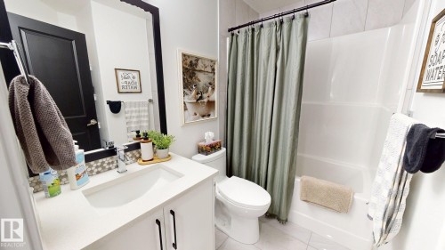 7217 Chivers Place, Edmonton, AB - Indoor Photo Showing Bathroom